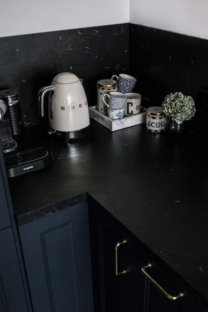 creme kleurige waterkoker van SMEG in een blauwe Ikea keuken